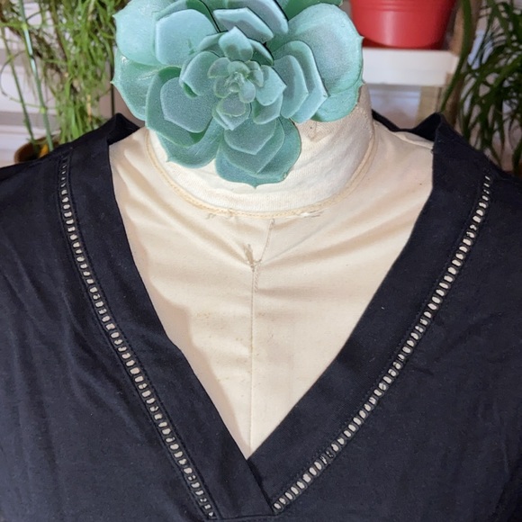 Cleo NWT size M black cap sleeve, v-neck top - Picture 4 of 7